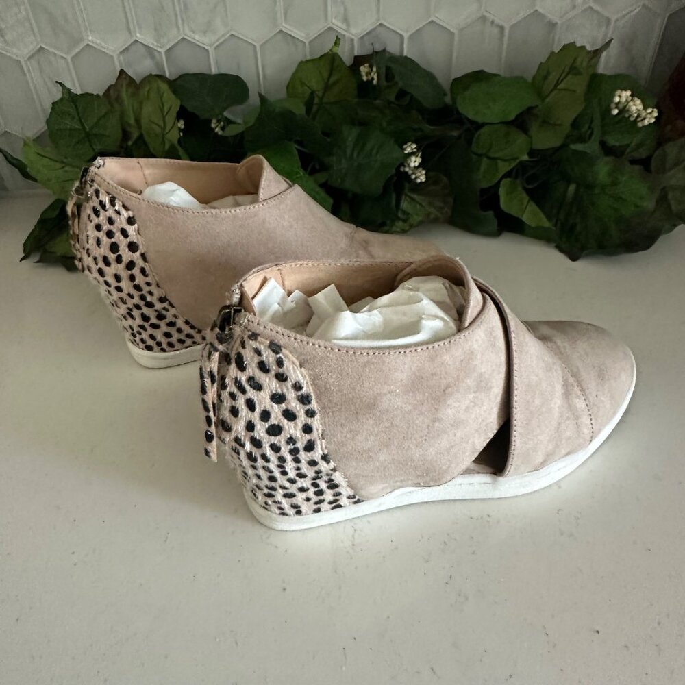 Comfort Womens 8M Wedge Ankle Boots Beige With Animal Print Back